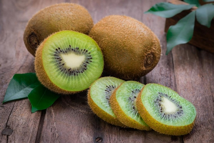 Kiwi: Đây là một trong những loại trái cây giúp giảm cân hàng đầu. Chúng chứa nhiều vitamin, khoáng chất, đặc biệt rất ít calo, giúp giảm cân hiệu quả, đồng thời cân bằng lượng nước muối trong cơ thể.