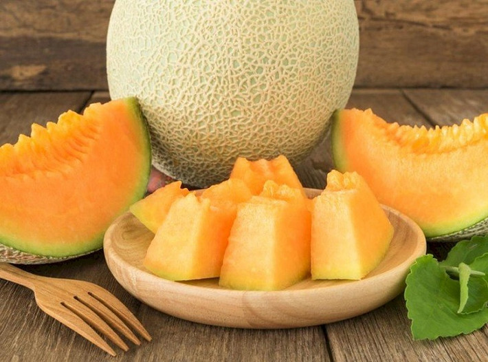 Dưa lưới: Quả này rất phổ biến và chỉ chứa 11g đường trên mỗi trái. Hàm lượng kali và vitamin K trong dưa lưới có thể giúp giảm cân bằng cách cải thiện tỷ lệ trao đổi chất của bạn.