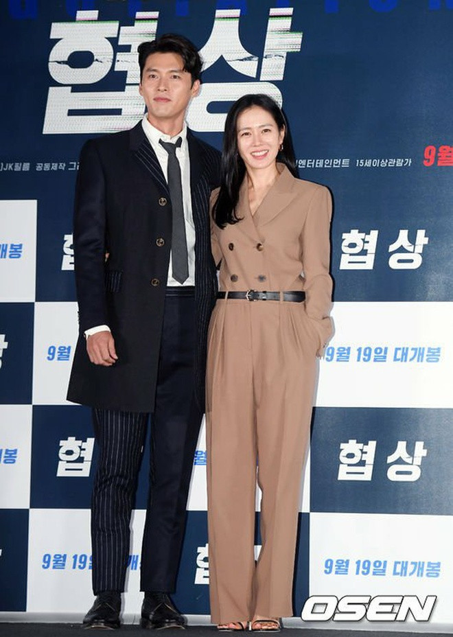 Trong khi Son Ye Jin lựa chọn các trang phục kín đáo, thời thượng thì Hyun Bin cũng làm mới hình ảnh với bộ suit có họa tiết lạ mắt.