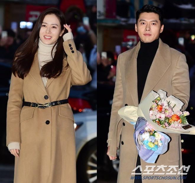 Trong buổi lễ mừng công chiếu của bộ phim Hạ cánh nơi anh, Hyun Bin và Son Ye Jin diện áo khoác dài màu nâu be cùng cách phối đồ tương tự.
