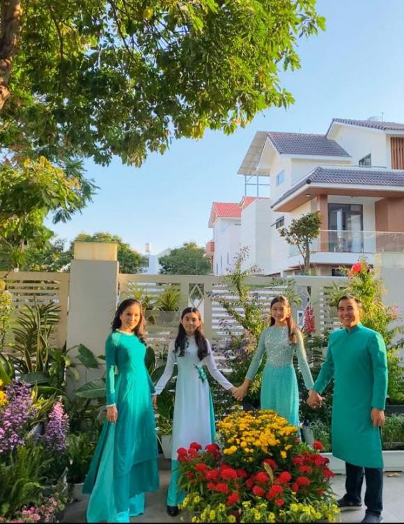 Vợ chồng Quyền Linh và hai cô con gái mặc áo dài xanh tông xuyệt tông vào ngày 1 Tết.