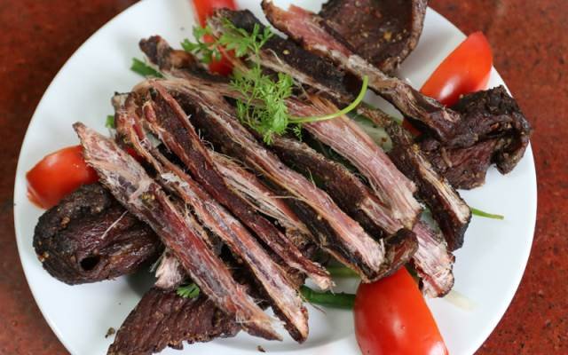 Thịt trâu gác bếp là đặc sản nổi tiếng của khu vực vùng núi Tây Bắc. Với nguyên liệu cốt lõi là lá mắc khén hoặc hạt mắc khén, món ăn ngon từ thịt trâu này đem lại mùi thơm đặc trưng, ngon hơn rất nhiều so với việc sử dụng loại gia vị tương tự là tiêu bắc. Món này chấm với tương ớt hoặc muối tiêu, nhâm nhi cùng với rượu hoặc bia sẽ là món ăn vặt đẳng cấp.