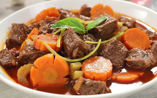 Thịt trâu nấu cà ri: Với món thịt trâu nấu cà ri, các bạn nên chú ý lựa chọn các miếng thịt có nhiều gân bởi món này không thích hợp cho việc sử dụng thịt trâu nhiều lạc. Gân trâu giòn giòn, dai dai sẽ tuyệt vời hơn trong món này.