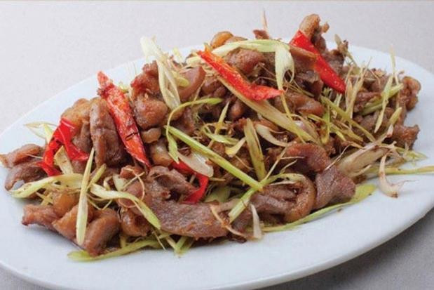 Thịt trâu xào sả ớt: Ngoài việc xào tỏi thì món thịt trâu xào sả ớt cũng là sự lựa chọn rất tuyệt vời. Món ăn này có cách chế biến đơn giản nhưng hương vị thì lại đậm đà, đánh thức vị giác của nhiều người. Lưu ý cho lượng ớt cay vừa phải với sở thích của mỗi người.