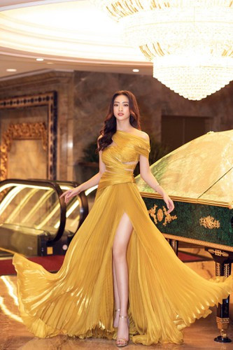 Khi xuất hiện tại các sự kiện, Lương Thùy Linh thường chọn trang phục gợi cảm tôn lợi thế vóc dáng, ví dụ như những chiếc váy xẻ cao.
