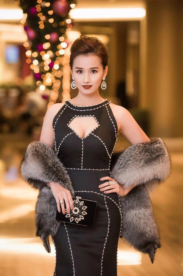 Lã Thanh Huyền ngọt ngào, quyến rũ trong bộ đầm đen đuôi cá phối cùng khăn lông chồn.