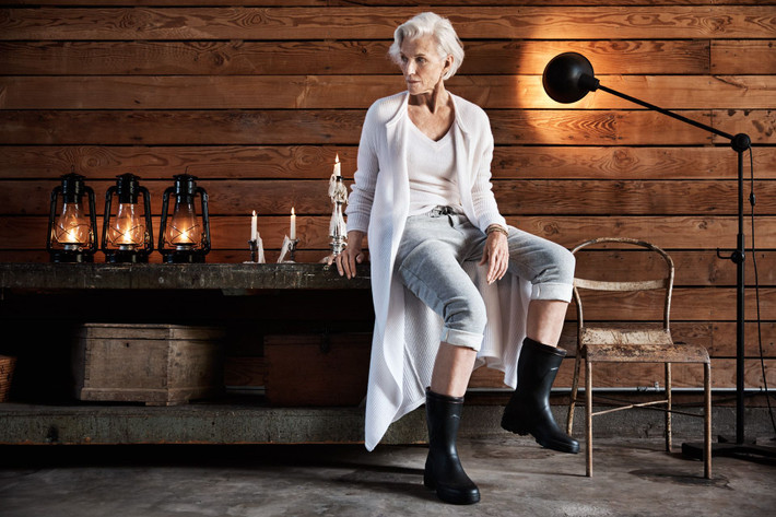 Siêu mẫu kỳ cựu Maye Musk luôn biết cách tạo điểm nhấn cho những bộ trang phục đơn giản với phụ kiện cá tính. Ảnh: Internet.