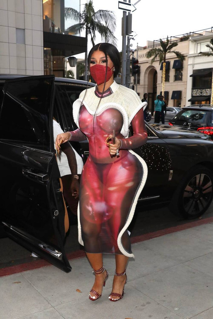 Khi đi dạo phố, người ta thường mặc đồ thoải mái, đi giày thể thao, còn Cardi B thì lại chọn một thiết kế gây "đau mắt" người nhìn với phong cách thời trang khác người.