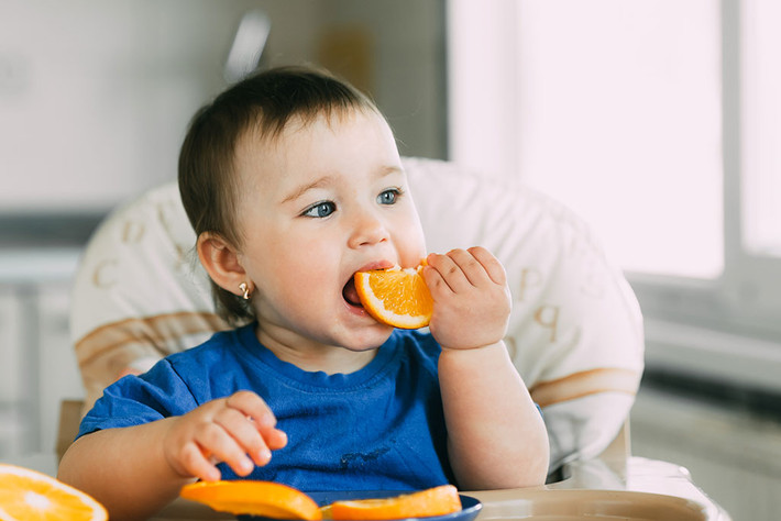 Cam có hàm lượng vitamin C rất cao và vitamin C được công nhận là một chất giúp tăng cường khả năng miễn dịch của cơ thể và ngăn ngừa cảm lạnh. Trẻ em có thể ăn nhiều cam hơn để chống lại cúm theo mùa và cảm lạnh hàng ngày. Bổ sung nhiều vitamin C có thể làm giảm tình trạng loét, đặc biệt đối với trẻ thường xuyên bị loét miệng cũng nên ăn nhiều cam.