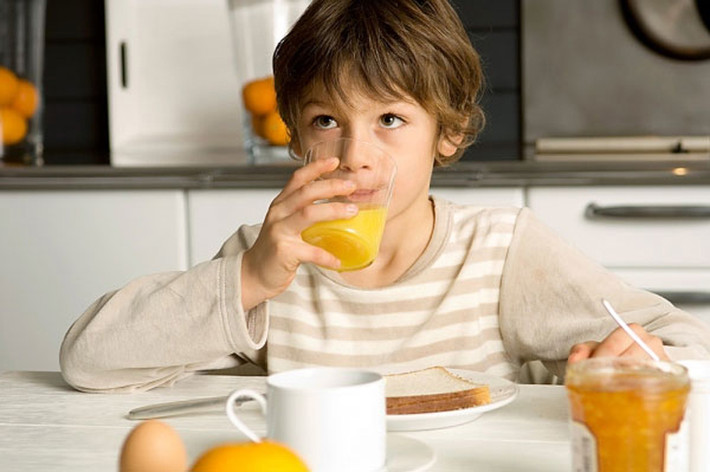 Ngoài vitamin C, cam cũng rất giàu cellulose và pectin, có thể giúp tăng cường nhu động ruột. Cam cũng chứa rất nhiều đường fructose tự nhiên, ăn rất ngọt nhưng không dễ tăng cân. Đối với trẻ em thích ăn nhiều loại đồ ngọt, cam là một lựa chọn tốt.