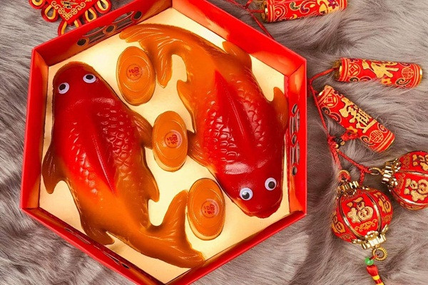 Bánh tổ có nguồn gốc từ Trung Quốc, du nhập vào Việt Nam từ khá lâu. Người Hoa gọi đó là bánh Niên Cao, dùng để thờ cúng tổ tiên mỗi dịp rằm tháng Giêng, chính vì thế, bánh phổ biến ở Việt Nam với tên gọi là bánh tổ.