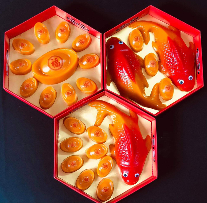 Bánh Tổ cá chép được xem là loại bánh truyền thống của người Hoa, xuất hiện nhiều trong dịp Tết. Những năm gần đây, nhiều bà nội trợ Việt thi nhau đặt mua bánh Tổ cá chép về cúng Tết hay cúng ông Công ông Táo.