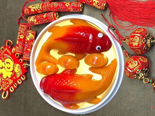Mâm bánh hình cá chép được mọi người đặt mua cho dịp cúng ông Công, ông Táo nhiều hơn.