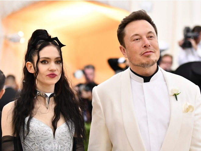 Elon Musk (phải) sinh năm 1971 tại Nam Phi trong gia đình có mẹ là cựu người mẫu Maye Musk, bố là kỹ sư cơ điện. Là ông chủ của tập đoàn công nghệ khám phá không gian SpaceX, công ty SolarCity, tập đoàn Tesla Motors và công ty Paypal.