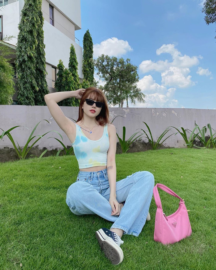 Thiều Bảo Trâm mặc phóng khoáng, trẻ trung khi du lịch. Short jeans là một trong những món đồ không thể thiếu trong tủ quần áo của cô.