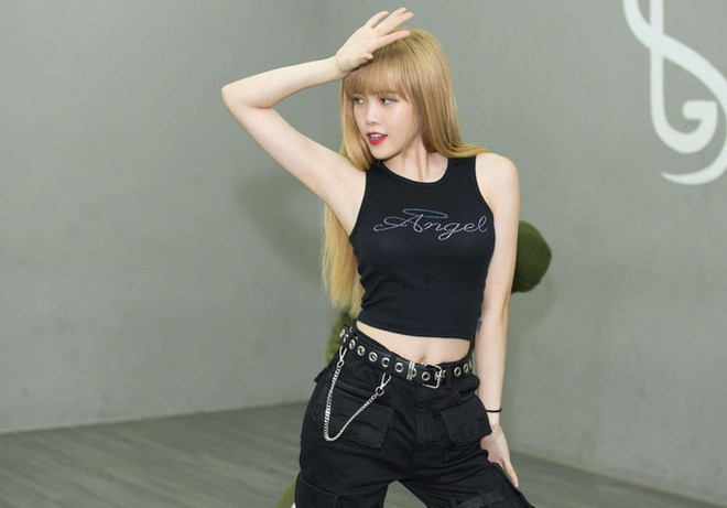 Nữ ca sĩ 9X thường mix-match áo thun hở eo cùng quần jeans, chân váy ngắn.