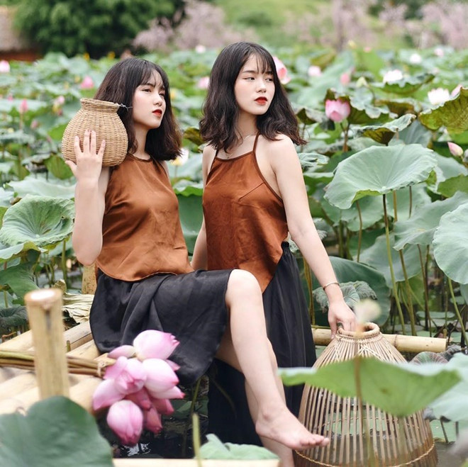 Chị em Hằng - Nga diện áo yếm chụp ảnh đầm sen như bao thiếu nữ khác.