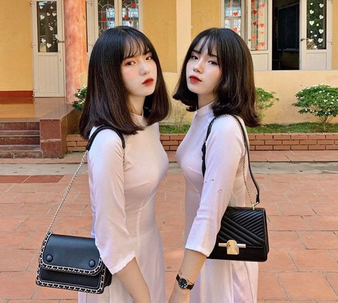 Cách ăn mặc tương đồng và gương mặt giống nhau của cặp song sinh khiến nhiều người nhận nhầm hai chị em.
