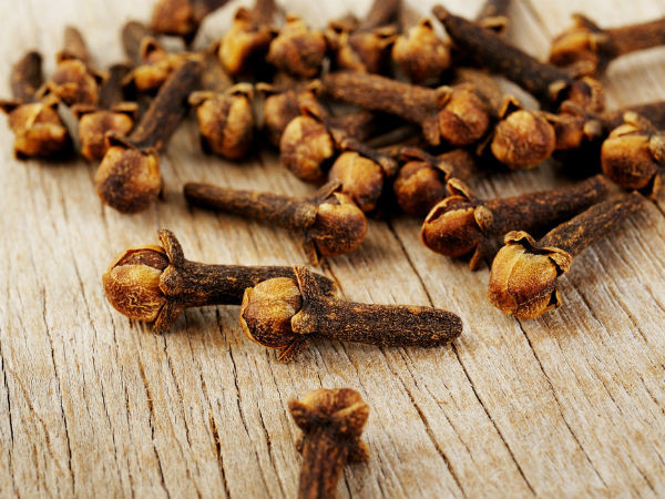 6. Đinh hương: Gan đóng vai trò quan trọng trong việc duy trì lượng đường bằng cách lưu trữ lượng đường dư thừa. Rối loạn chức năng gan có thể dẫn đến rối loạn cân bằng nội môi và bệnh tiểu đường loại 2. Một nghiên cứu nói rằng các polyphenol như axit gallic, catechin và quercetin trong đinh hương giúp duy trì các chức năng gan và chuyển đổi glycogen gan thành glucose, do đó kiểm soát bệnh tiểu đường ở mức độ cao.