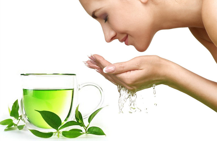 Trà xanh là nguyên liệu chống lão hóa hàng đầu mà thiên nhiên ban tặng. Chúng chứa một lượng lớn chất chống oxy hoá và EGCG bảo vệ tế bào chống lại tác hại tia UV. Bên cạnh đó các loại vitamin A, C, E được tìm thấy trong lá trà còn có thể làm sáng và tăng độ đàn hồi cho làn da.