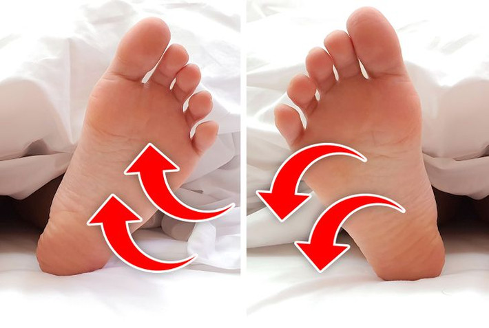 2. Lắc bàn chân: Lắc bàn chân sang hai bên 10 lần sẽ giúp giải toả căng thẳng. Đây là một kỹ thuật nổi tiếng giúp chữa chứng mất ngủ.