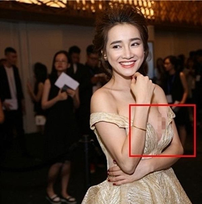 Nhã Phương trở thành tâm điểm của sự chú ý khi diện bộ váy lộ miếng độn ngực ở góc nghiêng.
