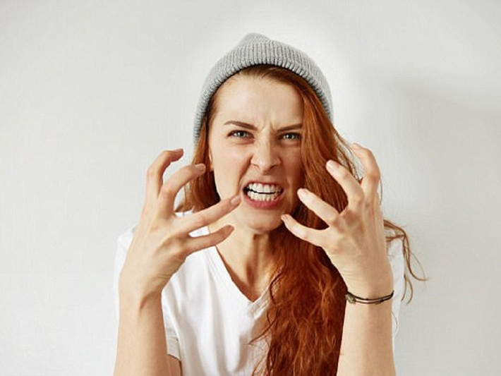 Dễ nổi cáu: Khi cơ thể của con người bị thiếu canxi, vitamin thường biểu hiện bằng triệu chứng loãng xương, thần kinh suy nhược và năng lực điều tiết thần kinh bị suy giảm như: hay quên, tinh thần không ổn định, thường xuyên bị mất ngủ, dễ cáu hay ngủ mơ, đau đầu, tính tình thay đổi thất thường.