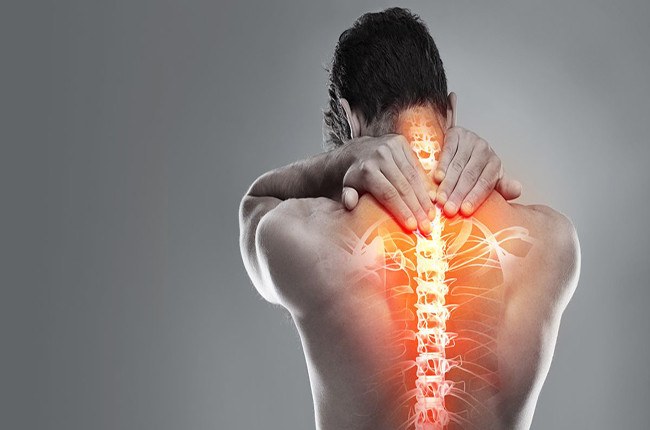 Đau nhức xương khớp: Nếu cơ thể bạn thiếu canxi sẽ gây nên tình trạng loãng xương. Đặc biệt, tình trạng loãng xương thường xảy ra ở phụ nữ mãn kinh hoặc sau mãn kinh có nồng độ estrogen giảm, làm giảm sự hấp thu canxi khiến cho bạn dễ mắc các bệnh về xương khớp, đau nhức mỗi khi thay đổi thời tiết. Ảnh: Internet.