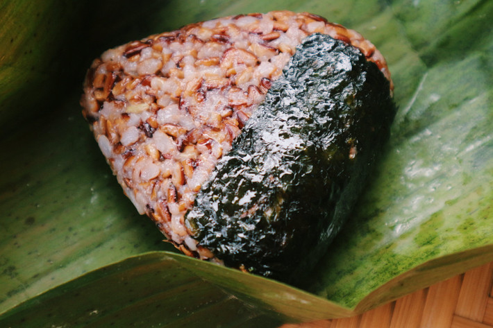 Bạn có thể mang thêm ruốc, muối vừng hoặc khoanh giò để ăn kèm cơm. Bên cạnh đó, có những món cơm nắm có nhân như cơm nắm kiểu Nhật, cơm nắm phô mai… Vì thế, những món cơm nắm này bạn sẽ không mất công chấm hay ăn kèm nguyên liệu nào nữa.