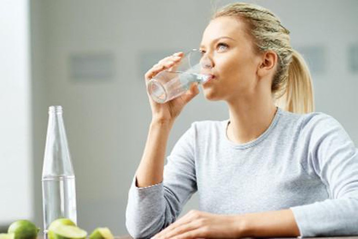 Uống đủ nước: Một trong những bước chăm sóc, dưỡng ẩm đôi tay quan trọng để chống khô tay là uống nước. Uống nhiều nước giúp làn da khỏe mạnh, đàn hồi tốt và không bị khô. Đó chính là cách dưỡng ẩm da từ bên trong.