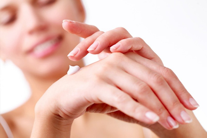 Thường xuyên bôi kem dưỡng ẩm: Kem dưỡng ẩm chính là một trong những thần dược cho đôi bàn tay của bạn. Bôi kem dưỡng ẩm da tay có thành phần từ thiên nhiên như tinh dầu thực vật sẽ giúp bạn cải thiện đáng kể làn da khô ráp.