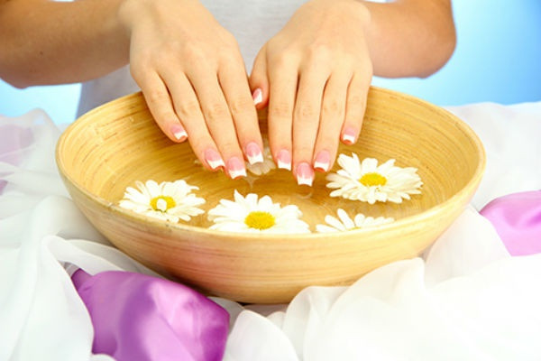 Tuy nhiên, khi rửa tay bạn phải hết sức nhẹ nhàng để tránh các tổn thương đáng tiếc và phải sử dụng nước ấm, để lưu thông khí huyết, dưỡng ẩm da tay. Không nên sử dụng nước quá nóng vì nó sẽ làm trôi mất lớp dầu bảo vệ tay, còn nước quá lạnh sẽ làm bàn tay tê buốt, da co lại gây ra tình trạng nhăn nheo. Ảnh: Internet.