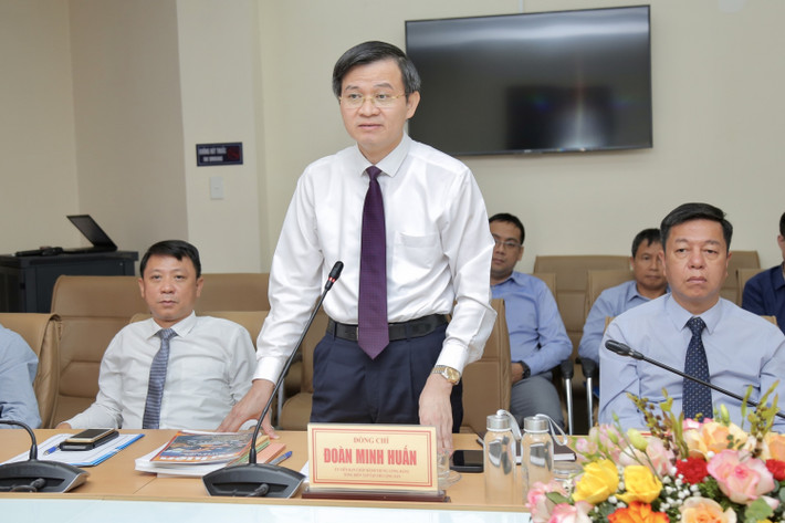 Quá trình công tác, ông Đoàn Minh Huấn trải qua nhiều vị trí, chức vụ. Trước 3/2016: Giảng viên; Phó Trưởng khoa, Trưởng khoa Lịch sử Đảng; Trưởng khoa Dân tộc, Tôn giáo và Tín ngưỡng; Trưởng khoa Chính trị học; Phó Bí thư Đảng ủy, Phó Giám đốc Học viện Chính trị - Hành chính Khu vực I; Bí thư Đảng ủy - Giám đốc Học viện Chính trị Khu vực I, Học viện Chính trị Quốc gia Hồ Chí Minh