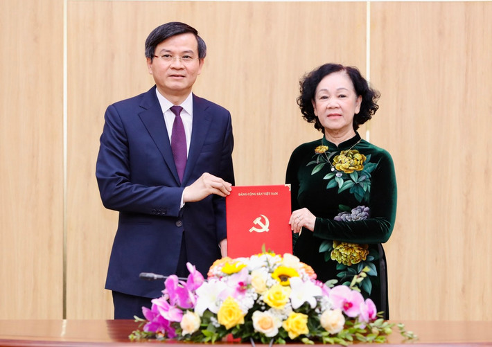 Ngày 31/3, Ban Chấp hành Đảng bộ tỉnh Ninh Bình tổ chức hội nghị mở rộng triển khai quyết định của Bộ Chính trị về công tác cán bộ. Tại hội nghị, ông Nguyễn Quang Dương, Phó Trưởng Ban Tổ chức Trung ương công bố Quyết định của Bộ Chính trị, ông Đoàn Minh Huấn, Ủy viên Trung ương Đảng thôi giữ chức Tổng Biên tập Tạp chí Cộng sản, điều động, chỉ định tham gia Ban Chấp hành, Ban Thường vụ và giữ chức Bí thư Tỉnh ủy Ninh Bình nhiệm kỳ 2020 - 2025.