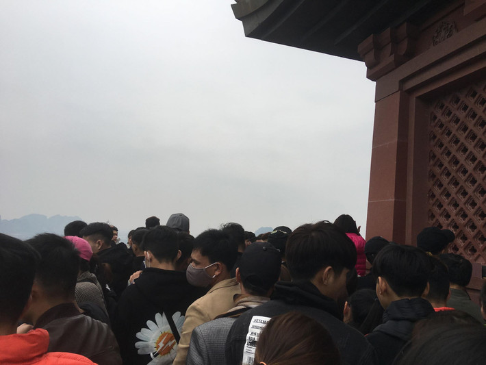 Tất cả mọi ngã đường tại chùa Tam Chúc đều không có một chỗ trống.