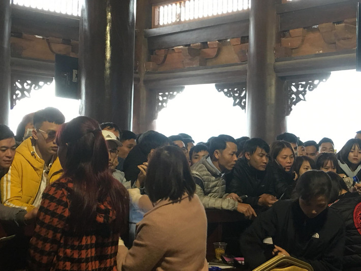 Du khách chen chân để mua vé.