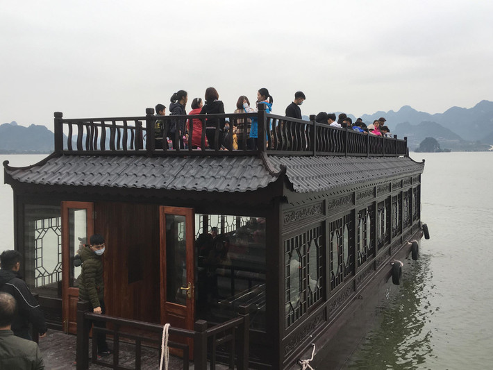 Một trong những du thuyền phục vụ khách.