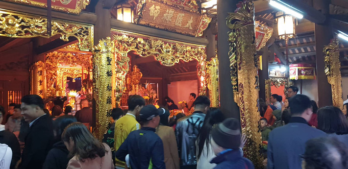 Trong đền Bia lúc nào cũng đông đảo du khách.