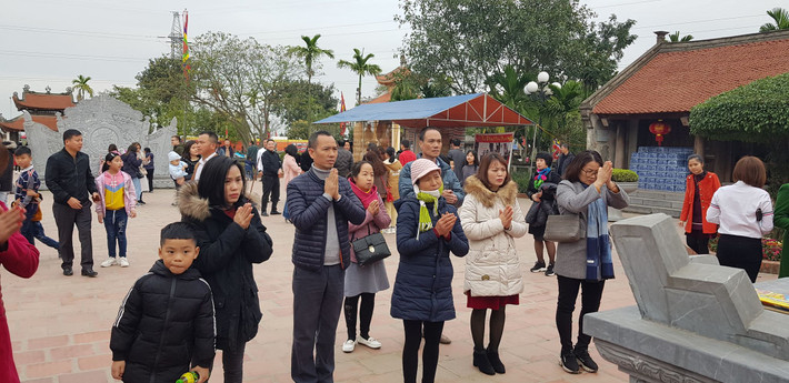 Dù chiều tối nhưng vẫn nhiều du khách đến Đền Bia.