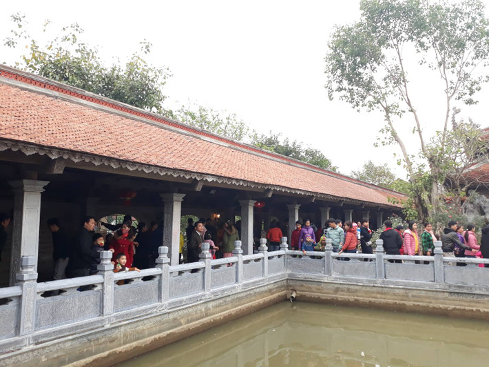 Lượng khách đổ về chùa Tranh những ngày đầu xuân khá lớn.