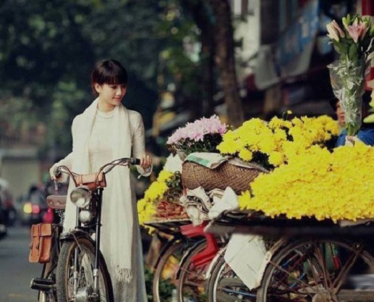 Những ngày đầu thu, phố cổ Hà Nội lại trở nên bình yên đến lạ. Khắp những con đường phố cổ rực sắc hoa khiến cho lòng người thêm rộn ràng. Ảnh: Plus.