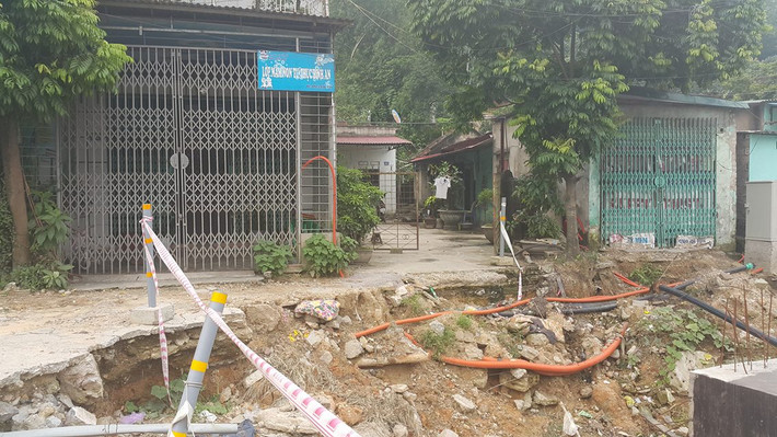 Để vào nhà người dân buộc phải đi qua chỗ đang thi công dở, đất lở như thế này.