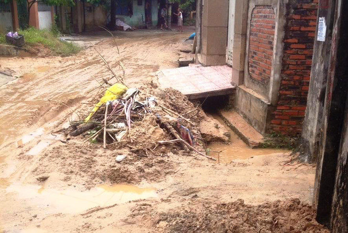 Mưa lớn đêm 2/8, rạng sáng ngày 3/8 do ảnh hưởng của cơn bão số 2 đã khiến khu vực tổ 29, 30, 31 thuộc khu 3, phường Hà Trung (TP Hạ Long, tỉnh Quảng Ninh) bị chìm trong nước và bùn đất. Lượng bùn đất lớn từ trên đồi nơi đang thi công dự án Quần thể Du lịch nghỉ dưỡng FLC Hạ Long của Tập đoàn FLC đã chảy xuống lấp hết các đường đi lối lại, tràn cả vào nhà dân.