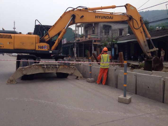 "Mùa khai giảng của các cháu học sinh đã đến gần, hơn 1.000 học sinh đi học qua đây, đi từ trong trường ra đều phải qua các đoạn hố nước được bắc qua bằng cầu gỗ, những ngày khô ráo không sao, những ngày mưa ngập thì không biết các cháu đi kiểu gì. Tôi đã từng nhiều lần kiến nghị trong các cuộc tiếp xúc cử tri nhưng đến nay vẫn chưa được ai chú ý", ông Hiểu cho biết.
