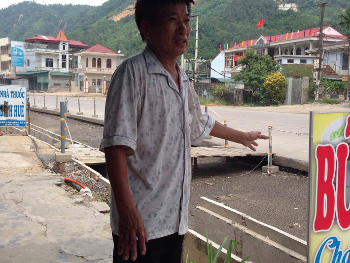 Ông Nguyễn Văn Hiểu (64 tuổi, trú tại tổ 1, khu 4B, phường Quang Hanh, TP Cẩm Phả, tỉnh Quảng Ninh) bức xúc: "Dự án thi công thì ì ạch, chỗ được chỗ không, chúng tôi hàng ngày phải đối mặt với nguy hiểm, để vào nhà không còn cách nào khác phải làm cầu gỗ tạm để đi. Trời mưa, nước ngập thì không biết như thế nào".