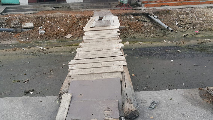 Những chiếc cầu được người dân dựng lên thô sơ, không có gì đảm bảo an toàn.