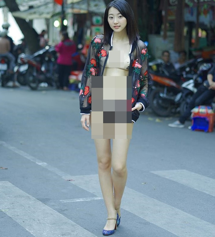 Ở những bức ảnh khác, người đẹp Nhật Bản còn gây tò mò khi thoải mái diện bikini "hai mảnh" dạo chơi và tạo dáng chụp ảnh giữa đường phố đông đúc, thu hút nhiều ánh mắt hướng về mình. Theo tìm hiểu được biết, những shoot hình này được Rena Takeda và ê-kip của mình thực hiện khi sang Việt Nam chụp ảnh cho một tạp chí.