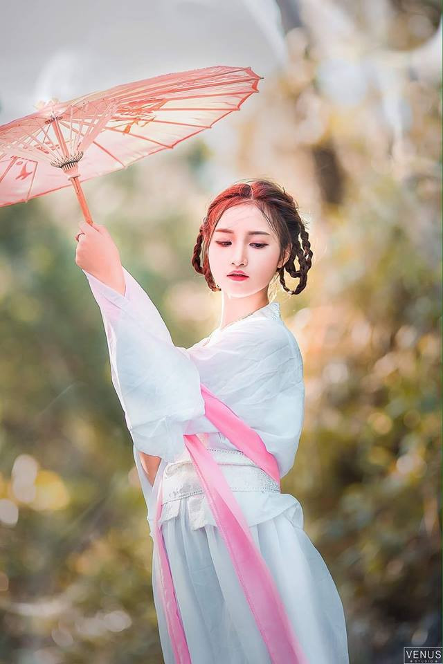 "Các anh tới quán cũng trêu em là "người nổi tiếng" với gọi em là "hot girl", "hot face" gì nữa... Dù biết mình chưa đạt được đến danh xưng đó nhưng dù sao em cũng gửi lời cám ơn tới mọi người đã quan tâm", cô bé 15 tuổi bày tỏ.