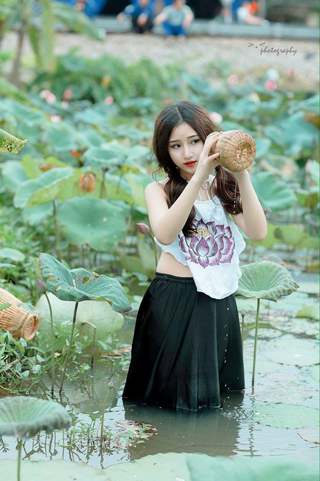 Theo đó, cô bạn có tên là Phạm Thị Xuân, SN 2002, hiện đang làm công việc phụ giúp bố mẹ tại quán miến gà của gia đình ở TP Vinh, Nghệ An. Việc bất ngờ nổi tiếng trên mạng cũng khiến Phạm Xuân rất vui khi nhận được nhiều lời mời kết bạn làm quen.