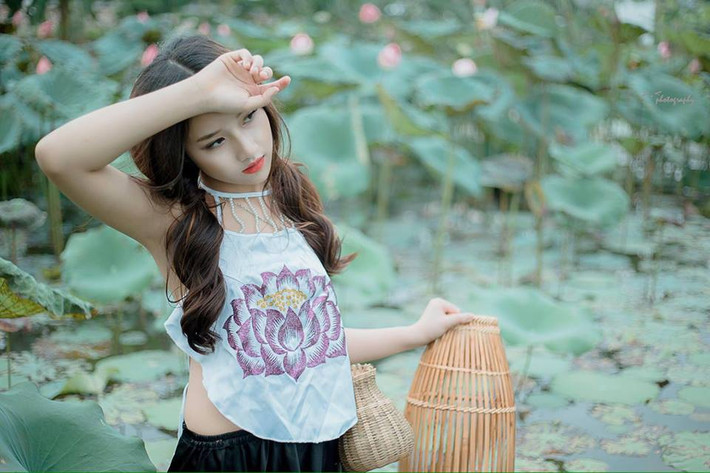 Khuôn mặt xinh xắn, bầu bĩnh và dễ thương cô bé bán miến gà khiến bức ảnh trên nhanh chóng nhận được 13 lượt like và hơn 500 bình luận khác nhau. Danh tính của nữ nhân vật chính cũng nhanh chóng được tìm ra.